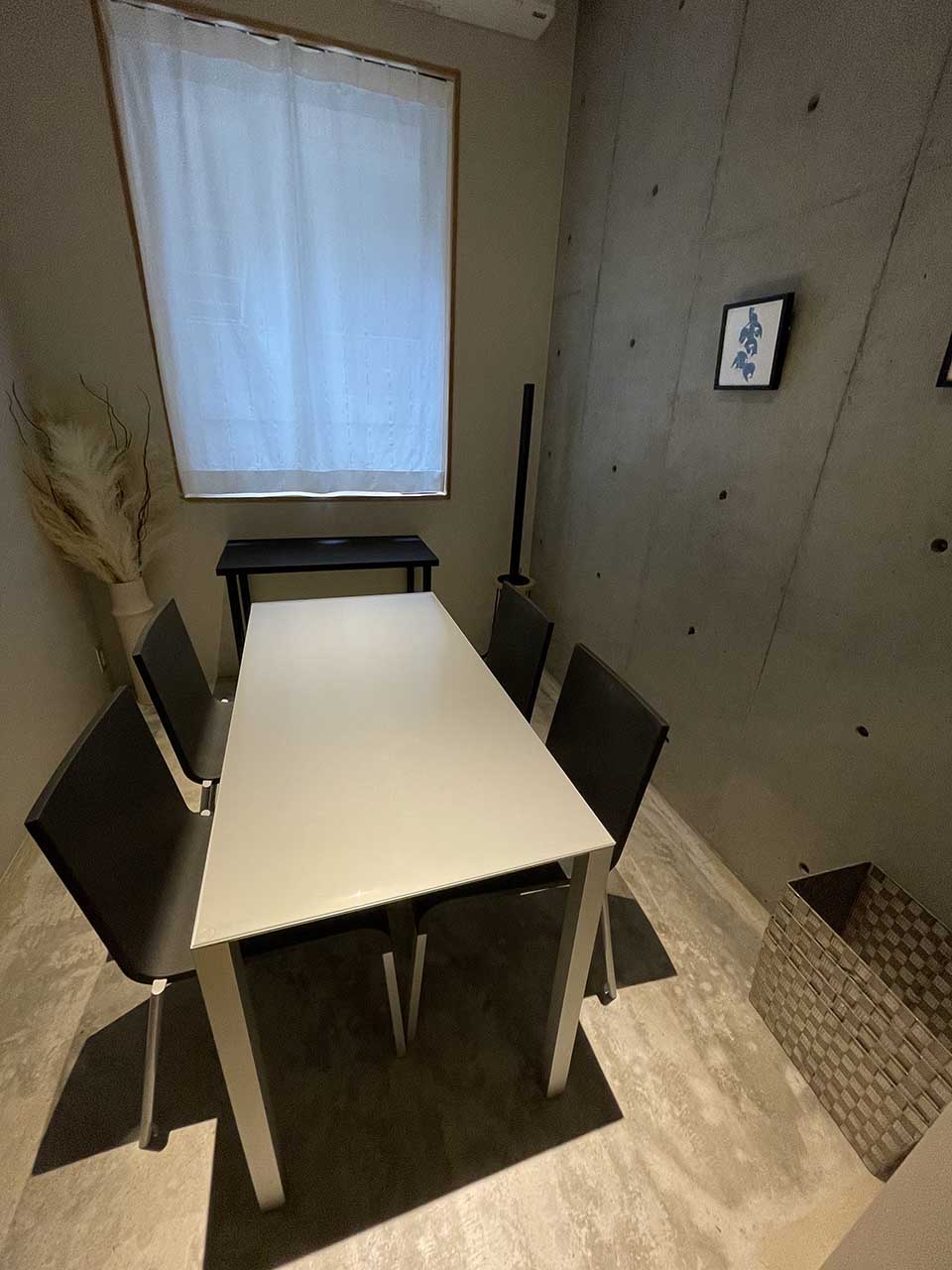 テーブルマット匠と白い天板のダイニングテーブル